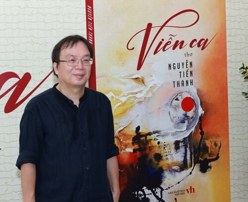 Nhà thơ Nguyễn Tiến Thanh ra mắt tập thơ &quot;Viễn ca&quot; tại Hà Nội. Ảnh Trương Vị