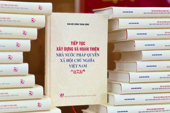 Cuốn sách 'Tiếp tục xây dựng và hoàn thiện Nhà nước pháp quyền xã hội chủ nghĩa Việt Nam'(ảnh: NXB Chính trị Quốc gia Sự thật).