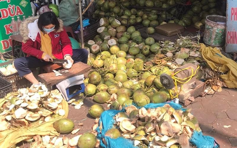 Giá dừa tăng gấp đôi nhưng vẫn cháy hàng 