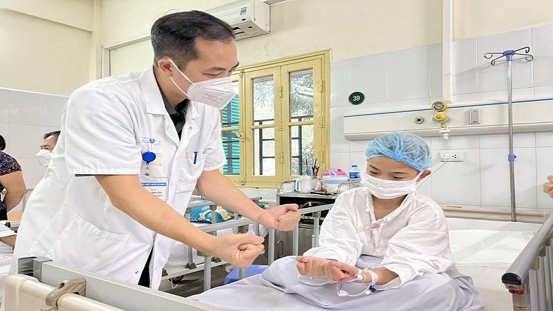 Bác sĩ kiểm tra tình trạng bệnh nhi. Ảnh: BVCC