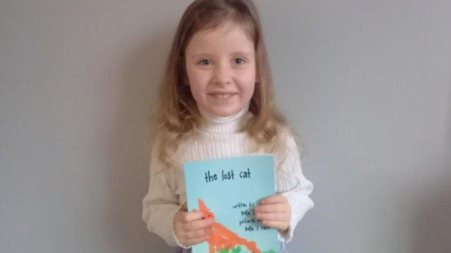 Cô bé Bella Jay Dark được Tổ chức kỷ lục Guinness thế giới công nhận là tác giả nhỏ tuổi nhất thế giới có sách xuất bản. 