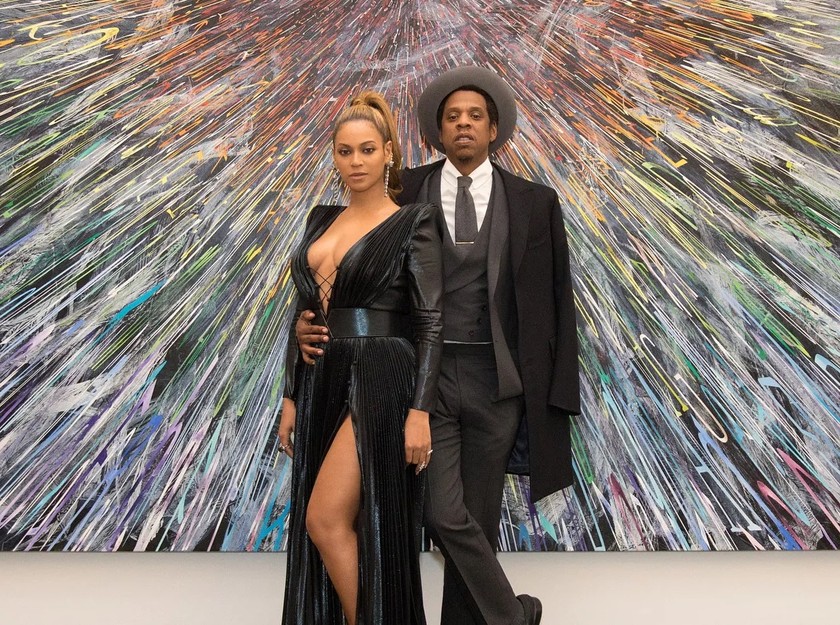 In 2017, the Crazy In Love hitmaker and her husband bought a luxury home in Bel-Air (Los Angeles, USA) for $88 million. That same year, they bought another home in the Hamptons (Virginia, USA) for $26 million.