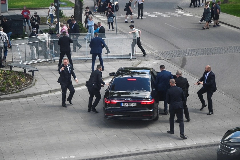 Thủ tướng Slovakia Robert Fico được đưa lên xe sau khi bị bắn, ngày 15/5. Ảnh: Reuters.