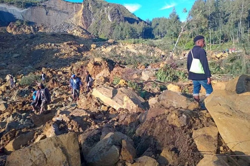 Hiện trường vụ lở đất ở làng Kaokalam, Papua New Guinea ngày 24/5. Ảnh: EPA.
