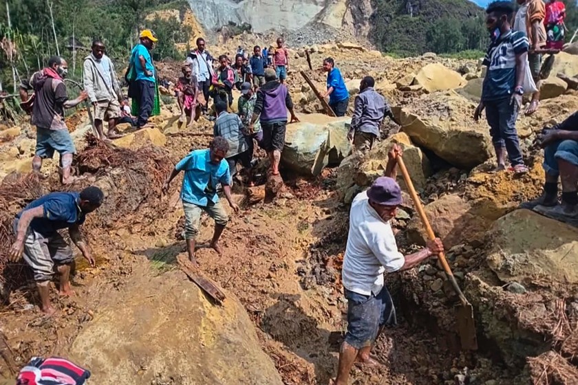 Dân làng tìm kiếm người bị vùi lấp sau trận lở đất ở Yambali, Papua New Guinea, ngày 26/5. Ảnh: AP.