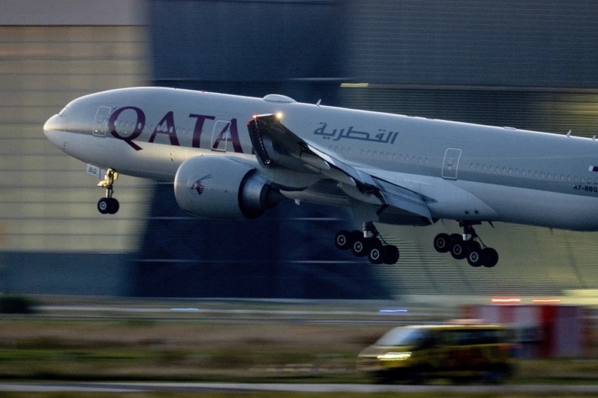 Một máy bay của Qatar Airways tại sân bay Frankfurt, Đức ngày 26/5. Ảnh: AP Photo/Michael Probst. 