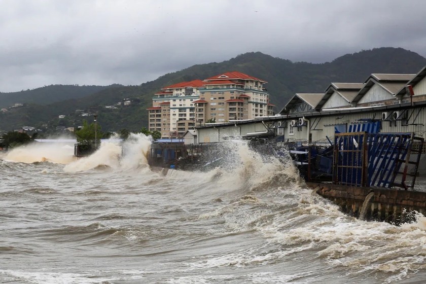 Hình ảnh siêu bão Beryl đổ bộ vào đất liền, tại Cảng Tây Ban Nha, Trinidad và Tobago ngày 1/7. Ảnh: Andrea De Silva/Reuters. 