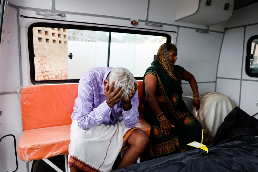 Người thân của các nạn nhân bên ngoài nhà xác bệnh viện ở Hathras, bang Uttar Pradesh, Ấn Độ vào ngày 3/7. Ảnh: REUTERS/Anushree Fadnavis.