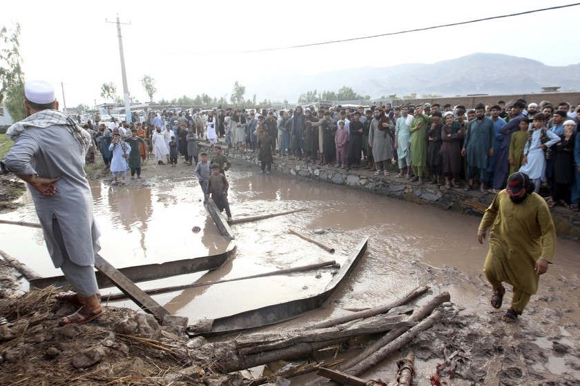 Người dân dọn dẹp đống đổ nát ở quận Surkhroad, thành phố Jalalabad, tỉnh Nangarhar, Afghanistan vào ngày 15/7. Ảnh: AP/Shafiullah Kakar