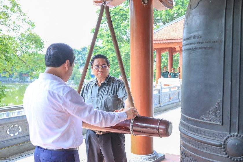 Thủ tướng Phạm Minh Chính và Bí thư Tỉnh ủy Thái Nguyên thỉnh chuông tại Khu di tích lịch sử Quốc gia 27/7 - Ảnh: VGP/Nhật Bắc