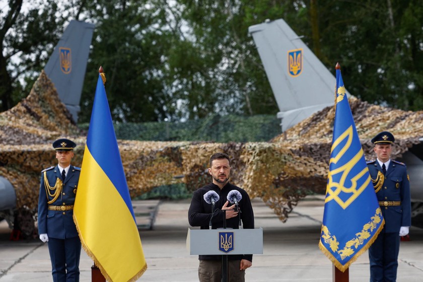 Tổng thống Ukraine Volodymyr Zelensky xác nhận quân đội đã tiếp nhận và vận hành máy bay chiến đấu F-16 do phương Tây viện trợ vào ngày 4/8. Ảnh: REUTERS/Valentyn Ogirenko.