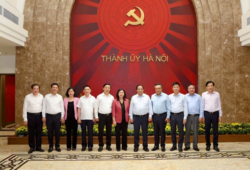 Thủ tướng Chính phủ và Đoàn công tác cùng Ban Thường vụ Thành ủy Hà Nội - Ảnh: VGP/Nhật Bắc