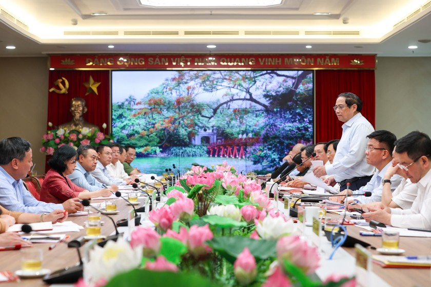 Thủ tướng chỉ rõ 5 nhiệm vụ trọng tâm thời gian tới của Hà Nội - Ảnh: VGP/Nhật Bắc