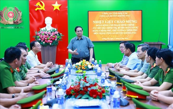 Thủ tướng Phạm Minh Chính giao nhiệm vụ cho cán bộ, chiến sĩ Công an huyện Krông Pắk (Đắk Lắk). Ảnh: Dương Giang/TTXVN