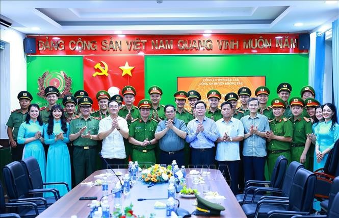 Thủ tướng Phạm Minh Chính với cán bộ, chiến sĩ Công an huyện Krông Pắk (Đắk Lắk). Ảnh: Dương Giang/TTXVN