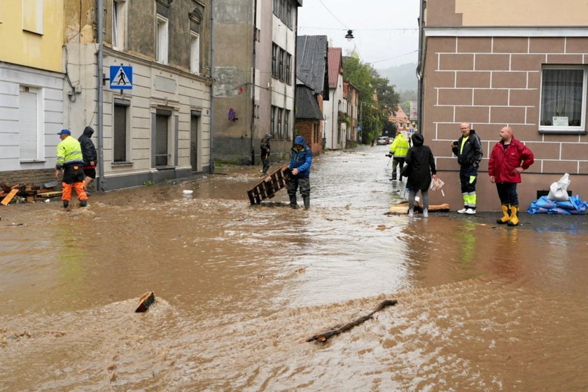 Người dân tại hạt Klodzko, Ba Lan, vào ngày 15/9. Ảnh: Tomasz Pietrzyk/ REUTERS