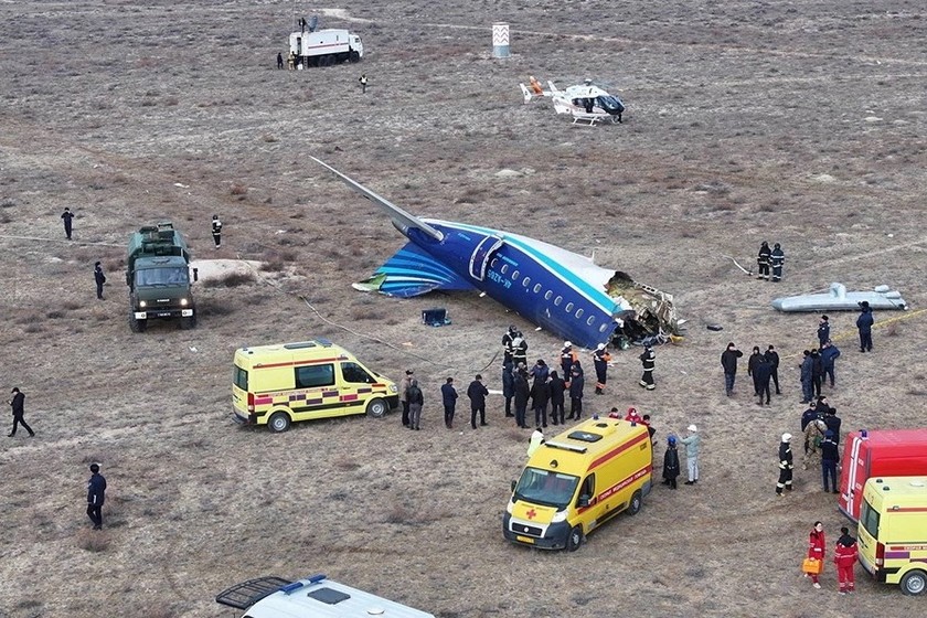 Hiện trường vụ máy bay của hãng hàng không Azerbaijan Airlines rơi tại thành phố Aktau, Kazakhstan, ngày 25/12. Ảnh: Reuters.