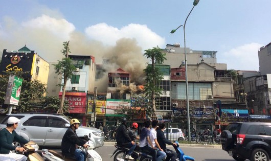 Cháy cửa hàng văn phòng phẩm trên đường Giải Phóng