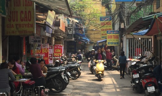 'Cuộc chiến' dẹp vỉa hè: Hàng rong 'di tản' vào ngõ nhỏ 