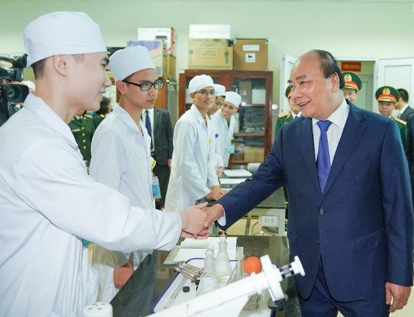 Thủ tướng thăm hỏi các học viên của Học viện Quân y