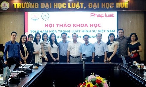 Đại diện Khoa Luật Hình sự - Trường Đại học Luật, Đại học Huế và Báo Pháp luật Việt Nam - VPĐD Khu vực Bình Trị Thiên chụp ảnh lưu niệm.