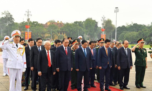 Lãnh đạo Đảng, Nhà nước vào Lăng viếng Chủ tịch Hồ Chí Minh, dâng hương tưởng niệm các Anh hùng liệt sĩ