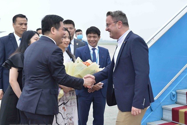 Bộ trưởng Bộ Công Thương Nguyễn Hồng Diên đón Thủ tướng Đại Công quốc Luxembourg Xavier Bettel tại Sân bay Quốc tế Nội Bài, Hà Nội - Ảnh: TTXVN