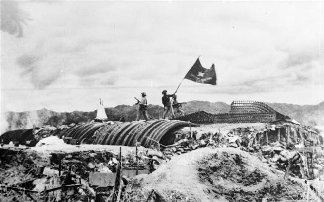 Chiều 7/5/1954, lá cờ "Quyết chiến - Quyết thắng" của quân đội nhân dân Việt Nam tung bay trên nóc hầm tướng De Castries. Chiến dịch lịch sử Điện Biên Phủ đã toàn thắng. Ảnh: Tư liệu TTXVN