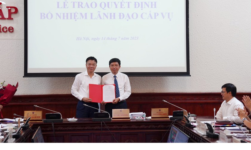 Bộ trưởng Lê Thành Long đã trao Quyết định điều động, bổ nhiệm lãnh đạo cho ông Nguyễn Huy Hùng, tân Vụ trưởng Vụ Kế hoạch Tài chính, Tổng Cục Thi hành án dân sự (THADS).