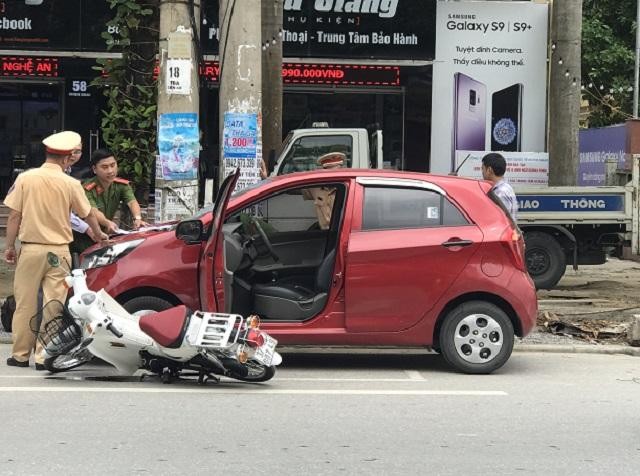 Mở cửa xe không quan sát dẫn đến tai nạn bị xử lý thế nào? | Báo Pháp luật Việt Nam điện tử