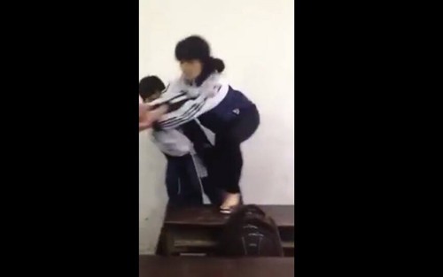 Cảnh nữ sinh hành hung một nam sinh (Ảnh cắt từ clip). 
