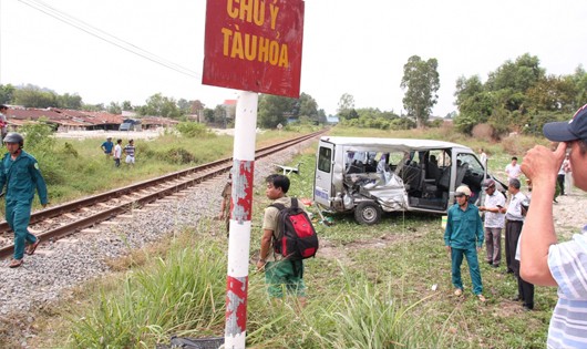 Tàu hỏa hất văng ô tô 16 chỗ, 3 người chết, 5 người bị thương