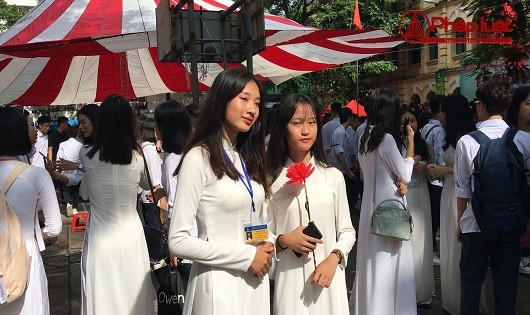 Nữ sinh THPT Việt Đức thướt tha áo dài đón năm học mới