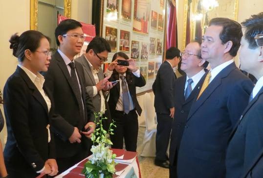 Công ty Luật SMiC đón Thủ Tướng Nguyễn Tấn Dũng thăm khu giới thiệu của công ty