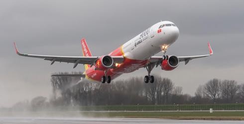 Sự có mặt của Vietjet cũng trở thành thách thức cho bức tranh hàng không vốn đã nhuốm màu độc quyền nhiều năm. 