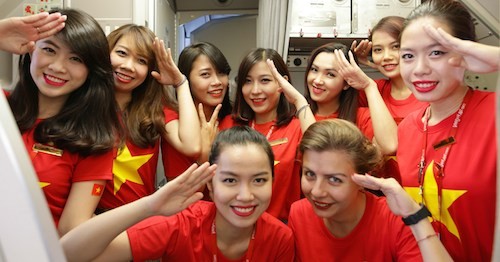 Mừng ngày thống nhất, tiếp viên Vietjet mặc trang phục cờ đỏ sao vàng