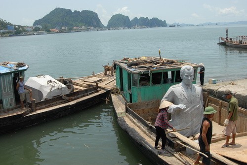 Vận chuyển tượng Titov ra đảo