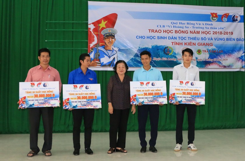Kiên Giang trao học bổng cho học sinh dân tộc thiểu số và vùng biển đảo 
