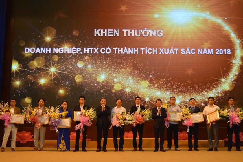 Chủ tịch UBND tỉnh Yên Bái Đỗ Đức Duy và Phó Chủ tịch Thường trực UBND tỉnh Tạ Văn Long -  tặng bằng khen cho các tập thể, doanh nghiệp, HTX xuất sắc năm 2018 