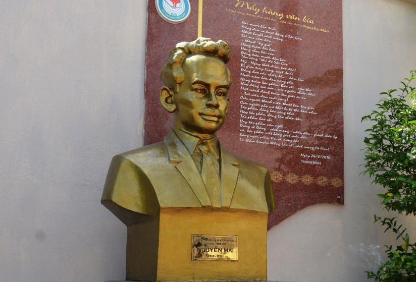 Tượng Anh hùng Liệt sĩ, Nhà báo Nguyễn Mai dựng trang trọng tại Tòa soạn Báo Cà Mau. 