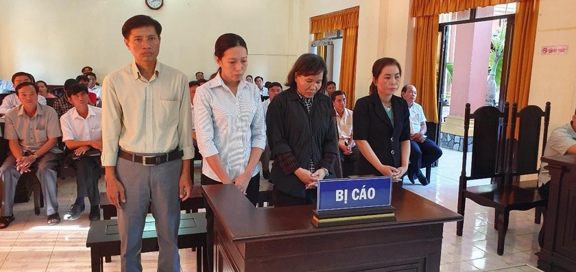 Từ trái qua phải: các bị cáo Trần Bé Hậu, Nguyễn Thị Lệ Hằng, Nguyễn Thị Mai Thanh, Trần Thanh Hòa