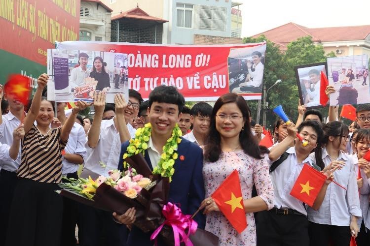 Vũ Hoàng Long trong vòng tay thầy cô và bạn bè