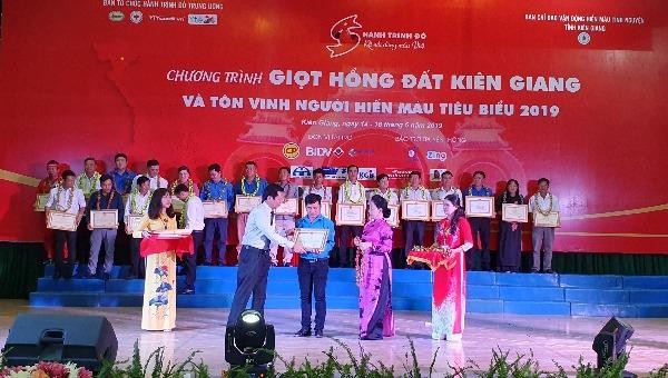 Bà Đặng Tuyết Em - Phó Bí thư Thường trực tỉnh ủy, Chủ tịch HĐND tỉnh Kiên Giang, Chủ tịch danh dự Hội CTĐ tỉnh và ông Đỗ Thanh Bình - Phó Chủ tịch UBND tỉnh Kiên Giang trao bằng khen cho các tập thể và cá nhân hiến máu tình nguyện năm 2018