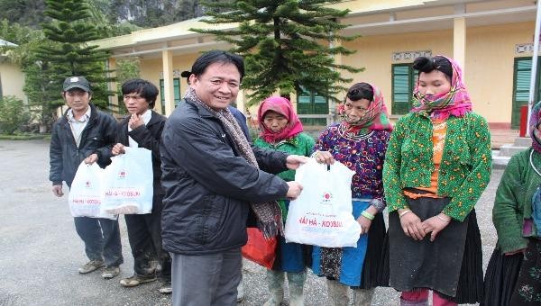 Phó Tổng biên tập Thường trực Đặng Ngọc Luyến trao quà cho bà con tỉnh Hà Giang trong chương trình Áo ấm biên cương - mùa đông 2012