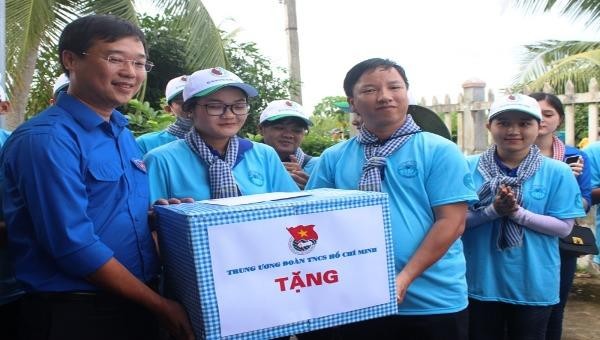 Đội hình TNTN Mùa hè xanh Trường Đại học Bạc Liêu nhận quà của Bí thư thứ nhất Trung ương Đoàn Lê Quốc Phong