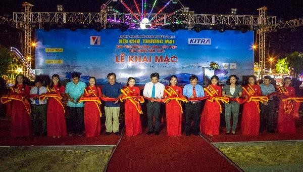  Các đại biểu cắt băng khai mạc Hội chợ thương mại khu vực ĐBSCL - Kiên Giang năm 2019