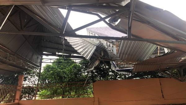 Nhà dân ở thị trấn Châu Hưng (huyện Vĩnh Lợi, Bạc Liêu) bị giông lốc làm tốc mái và bị sập
