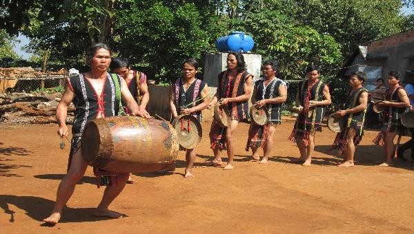 Nghệ nhân Rơ Châm H’Mút (người mang trống) biểu diễn trong lễ hội văn hóa cồng chiêng Tây Nguyên