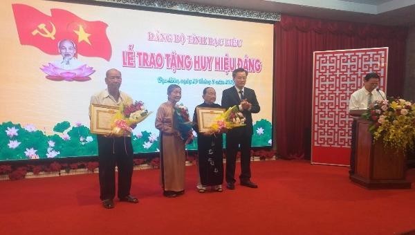 Bạc Liêu: Tổ chức Lễ trao tăng Huy hiệu Đảng cho các đảng viên lão thành 