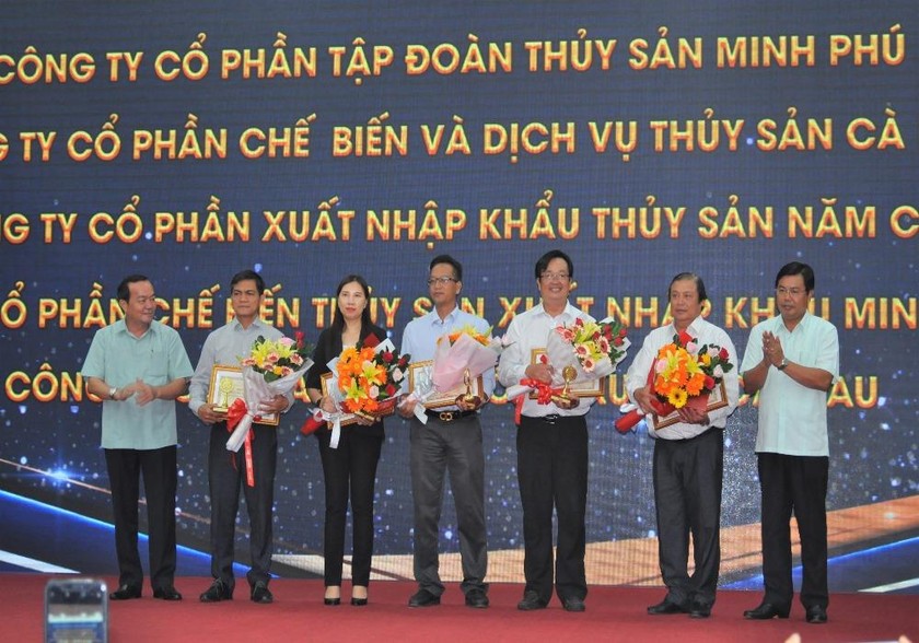 Phó Bí thư Thường trực Tỉnh ủy Cà Mau Phạm Bạch Đằng và Chủ tịch UBND tỉnh Nguyễn Tiến Hải trao tặng bằng khen cho 05 cá nhân đạt danh hiệu “Doanh nghiệp xuất khẩu uy tín” do Bộ Công Thương xét chọn